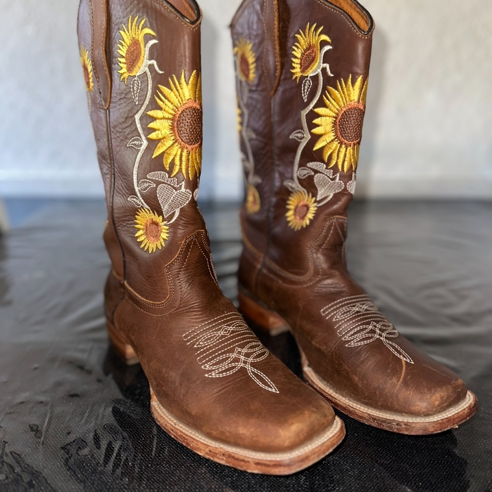 Brown Cowgirl Boots with Sunflower Embroidery